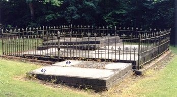 Vierhuizen 58-67 Familie van der Leij - Graf 59 is een van de twee verhoogde graven binnen het hek